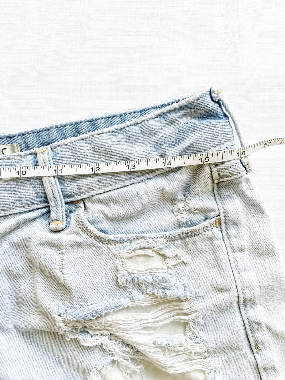 2000s Abercrombie & Fitch Low Rise Distressed Denim Shorts | Size 6 / W28 Y2K - Picture 4 of 6